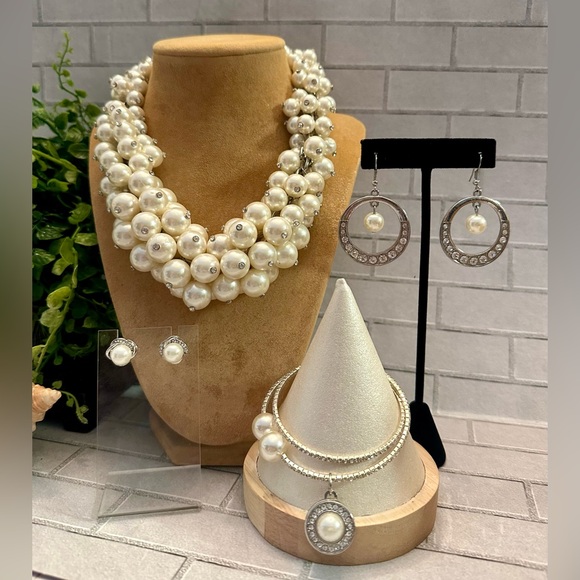 Traci Lynn Jewelry - Pearl bead & rhinestone set